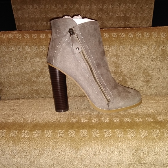 BOGO New grey booties - Picture 5 of 5